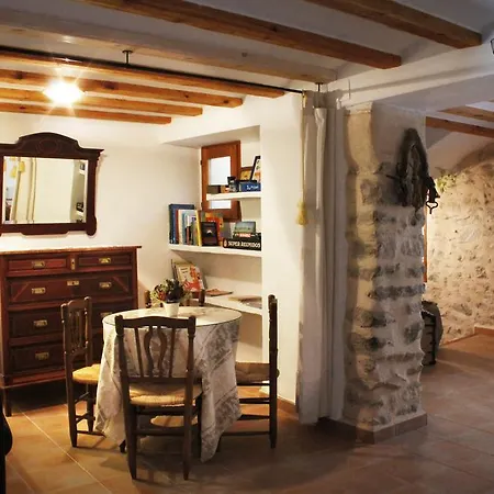 Casa Rural El Castellot B&B